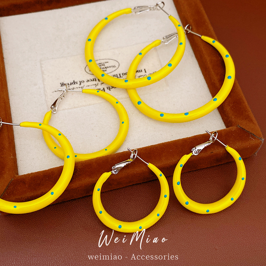 Aguja de plata amarilla goteo de aceite punto de onda aretes redondos simple moda aretes ligeros de lujo alta sensación de aretes al por mayor