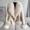 Молочно-белый