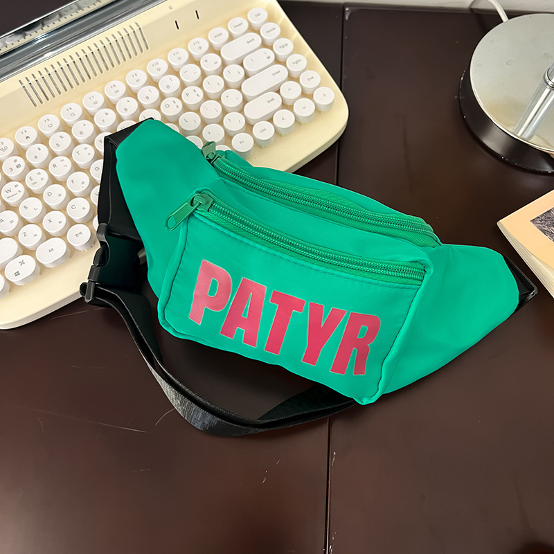 Bolsas coreanas para niños y niñas, letras extranjeras, bolsas de pecho para niños de color sólido, 2025 nuevas bolsas para niños de comercio exterior