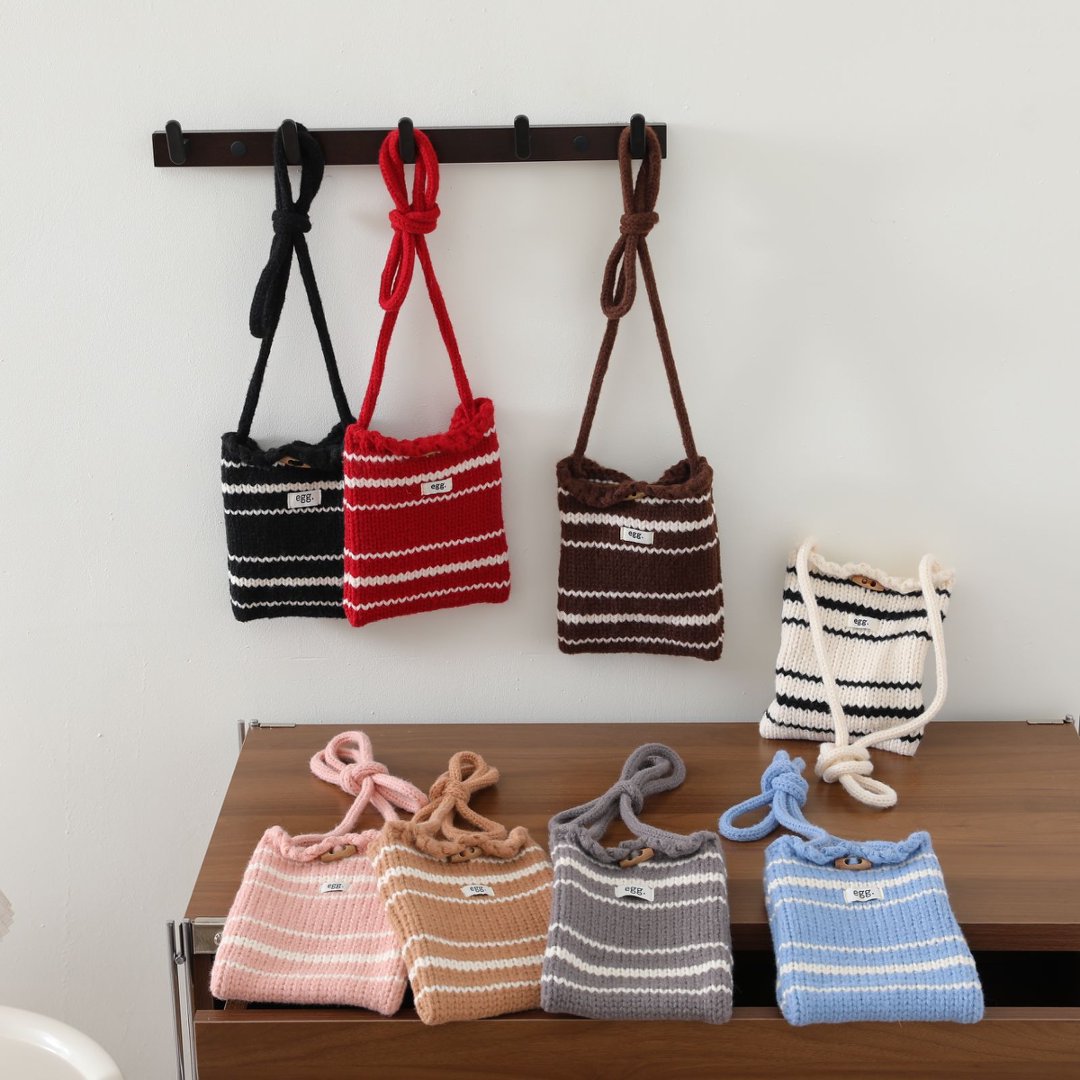 Hongyuan Korean-style new handmade knitted striped crossbody bag, versatile mini woolen shoulder bag for going out and decoration
