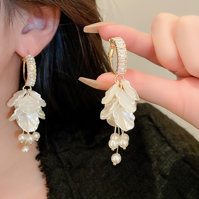 Flores dulces y elegantes transfronterizas, pendientes de perlas de amor, pendientes de estilo literario de moda de nicho, pendientes de todo fósforo con personalidad, mujeres