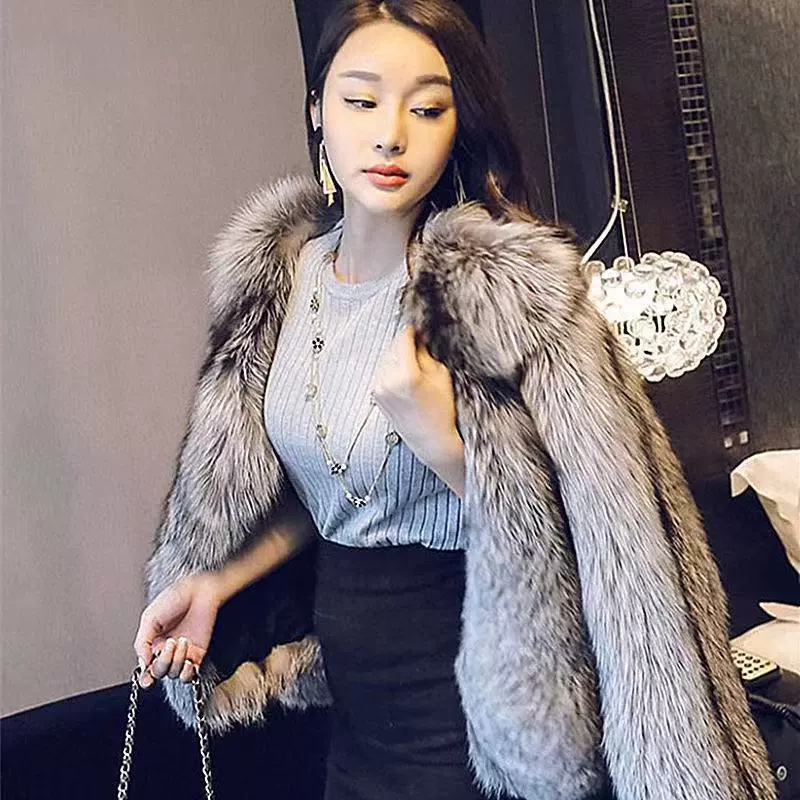 Полусезонная короткая шубка цвета серебристой лисы, в стиле Chanel, для уютного досуга от San Yi Qian