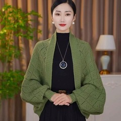 【身を修める版】秋冬のニットの密織菱格の百合のカーディガンの女性の外はマントのセーターのオーバーの短い上着を掛けます。