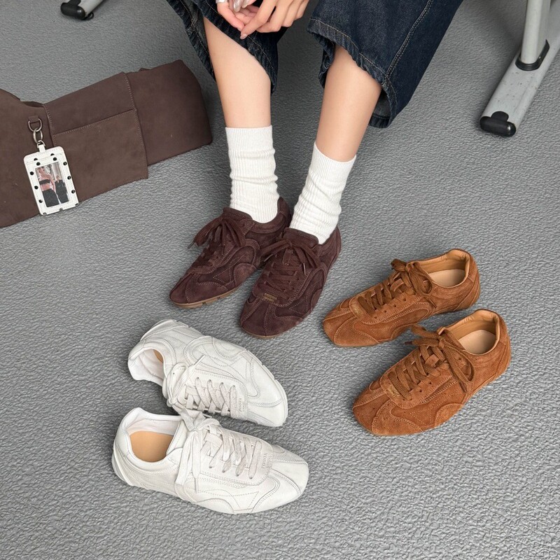 Trendy washed distressed women's shoes, 2026 autumn new German training shoes, women's flat breathable white shoes, lightweight casual sneakers Trendy washed distressed women's shoes, 2026 autumn new German training shoes, women's flat breathable white shoes, lightweight casual sneakers