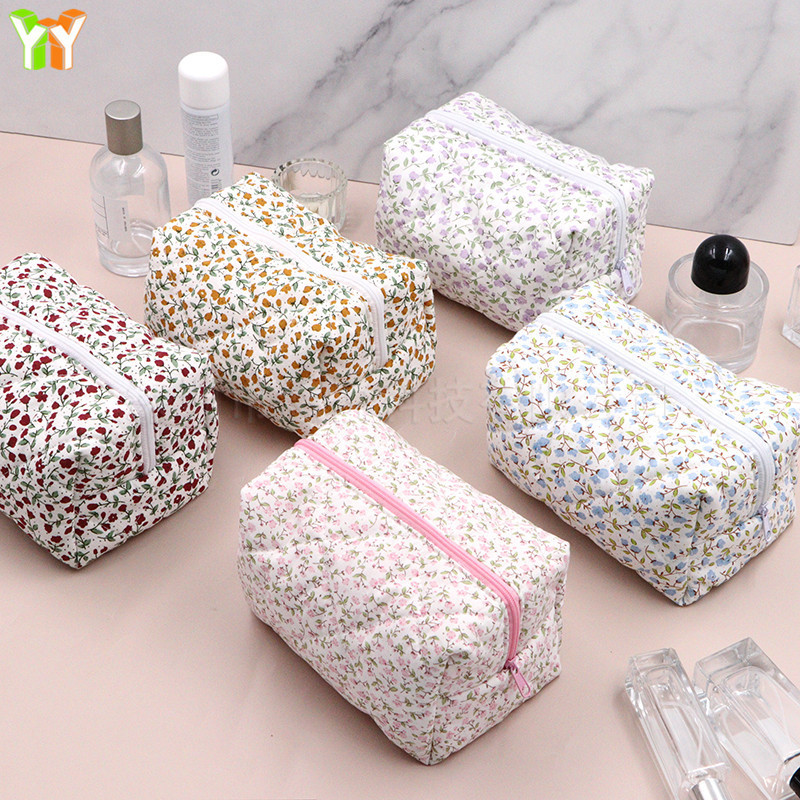 Kleine, frische Reise-Kulturtasche mit Blumenmuster, gesteppte, flauschige Kosmetik-Aufbewahrungstasche mit Reißverschluss für Hautpflegeprodukte für Damen_voghion.com