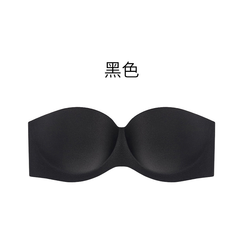 無痕下着の女性の胸が集まって大きな雲感が現れます。