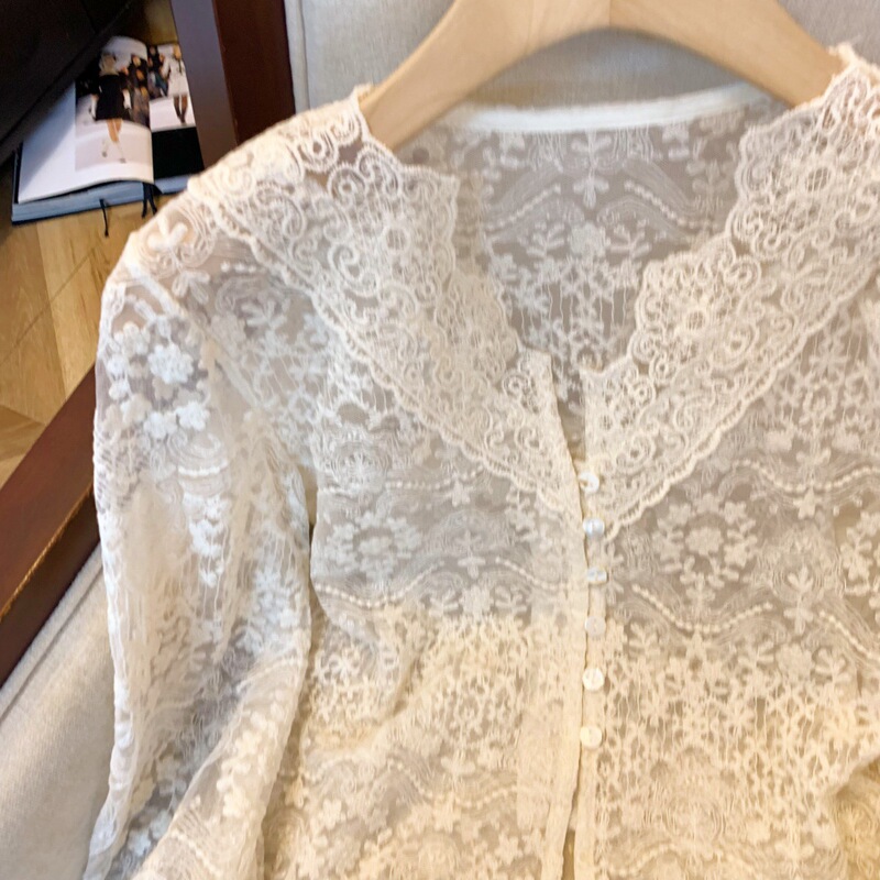 ベージュ刺繍ジャカードvネックレースの底のシャツ2025春の新型は流行の修身ラッパの袖の上着を重ねて着ます。|undefined
