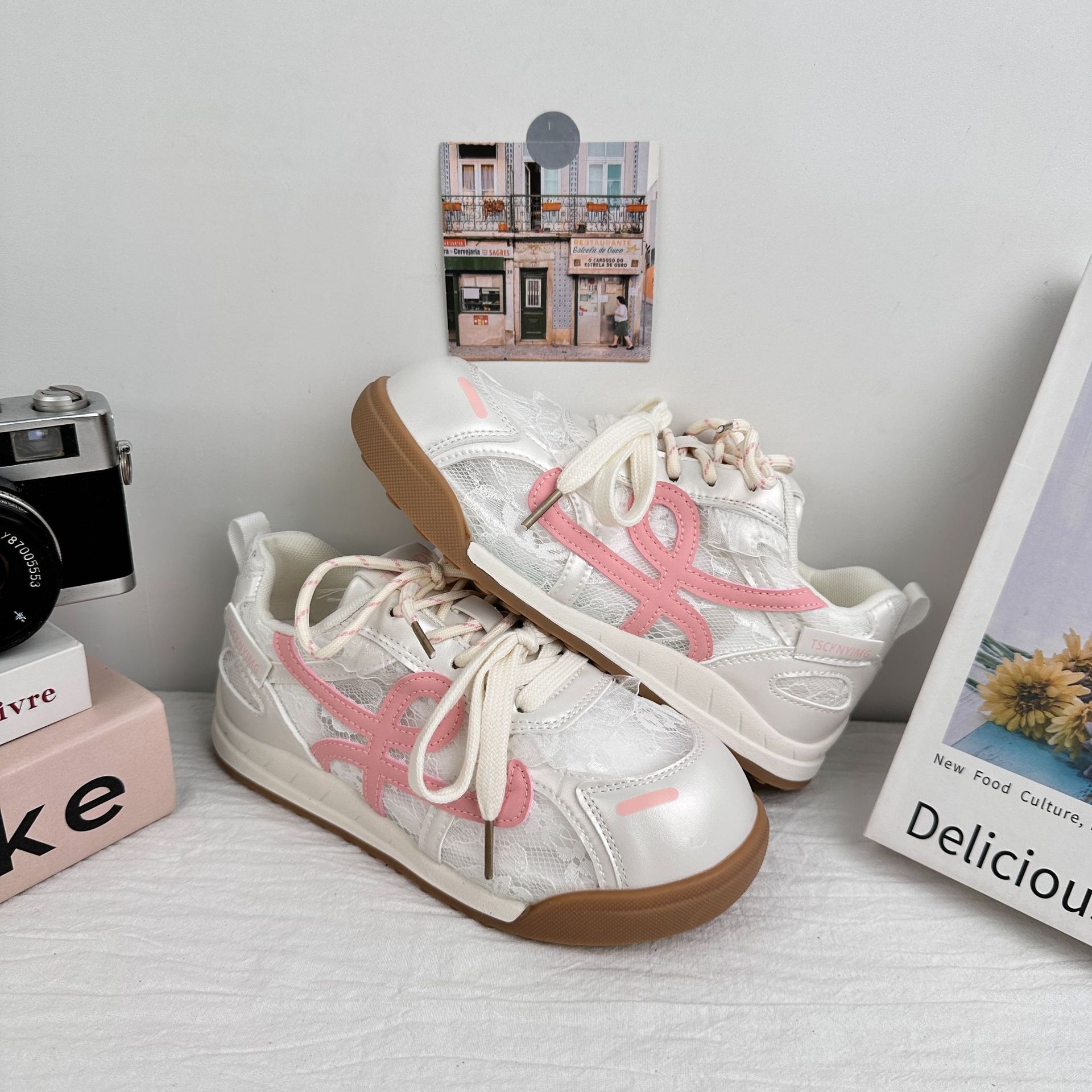 A9923 zapatos de skate de encaje de malla de verano para mujeres 2025 nuevo diseño de nicho en zapatos blancos de ballet de suela gruesa