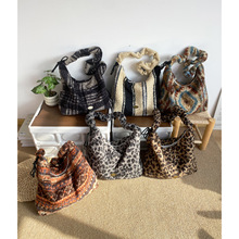 复古格子毛绒斜挎包韩版高颜值小众腋下包大容量慵懒风通勤背心包