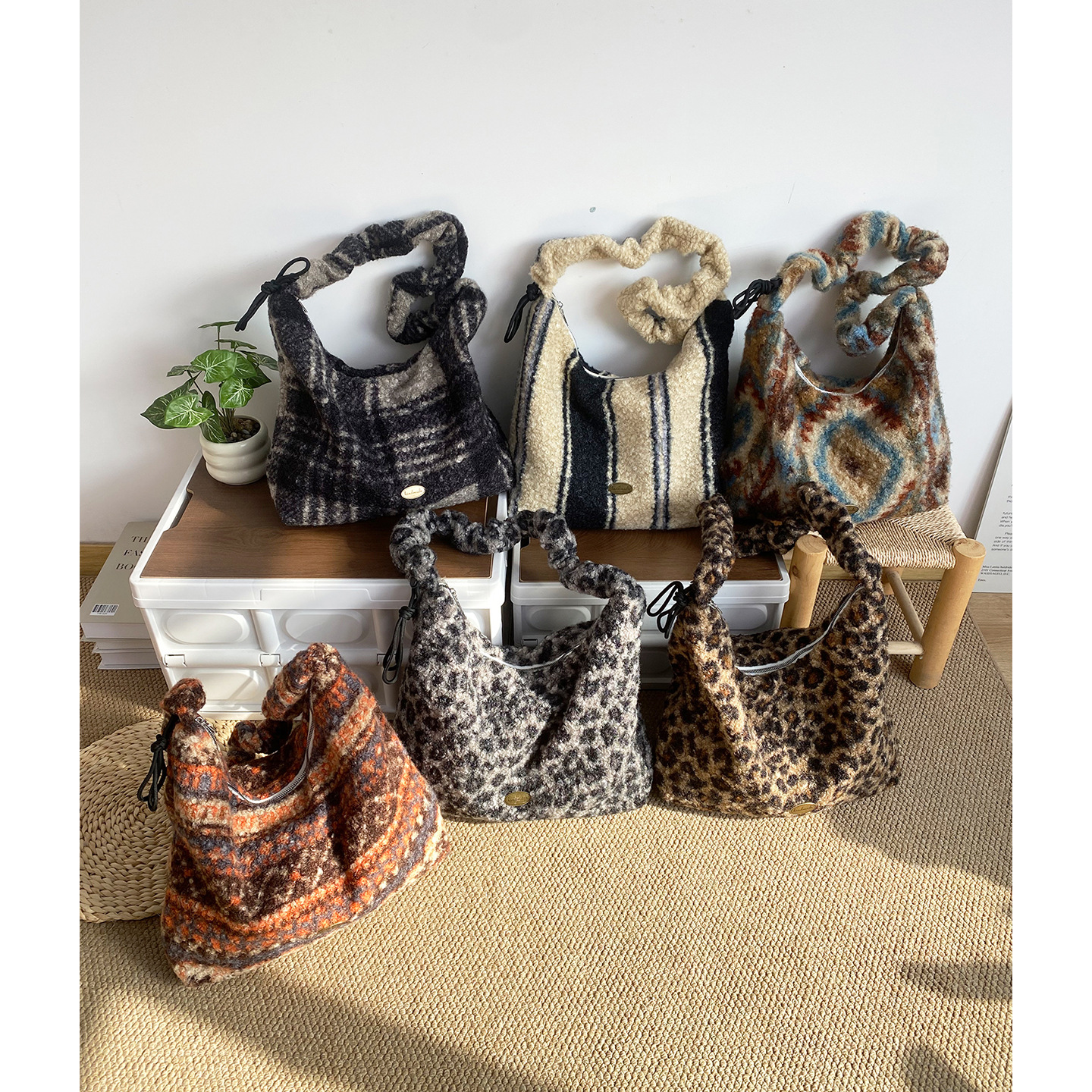 复古格子毛绒斜挎包韩版高颜值小众腋下包大容量慵懒风通勤背心包