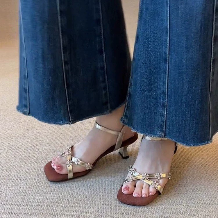 Женские босоножки с квадратным носком, стразами, цветочным крестообразным ремешком и открытым носком, летняя новинка 2025 года, для юбки, однотонные.