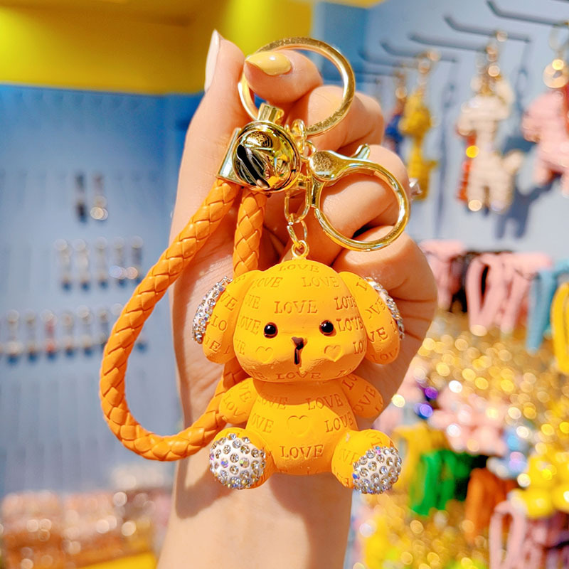 Cute llavero de dibujos animados mujeres diamantes letras perros automóviles colgantes pareja llavero bolsos de estudiantes colgantes al por mayor