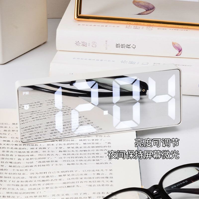 배터리를 보내는 USB 케이블이있는 흰색 거울