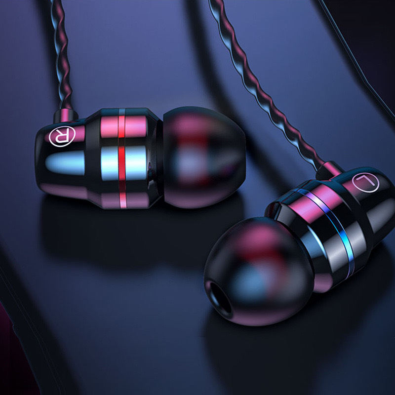 Auriculares de metal de headset transfronterizos Auriculares con cable de graves pesados Auriculares con control de cable en la oreja Juego de karaoke de auriculares