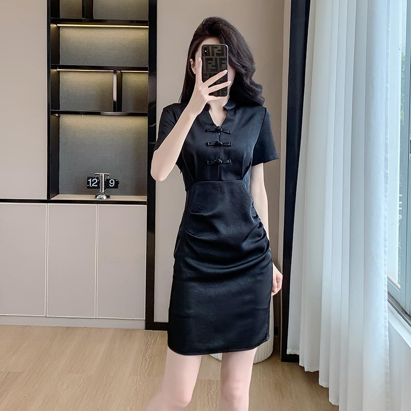 新中式女性用2025年小柄な方向けワンピース、中国風レトロなボタン付き、個性的なデザイン、スリムフィットの黒いドレス|undefined