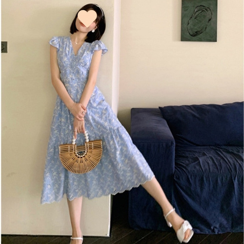 Summer French-style gentle-aura blue hydrangea-neckline dress with delicate flutter sleeves—women's niche, waist-defined, figure-flattering maxi gown
