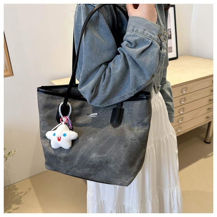 Wholesale of new large-capacity, simple and fashionable casual commuter single-shoulder bags and women's underarm bags for the summer of 2024 in foreign trade undefined