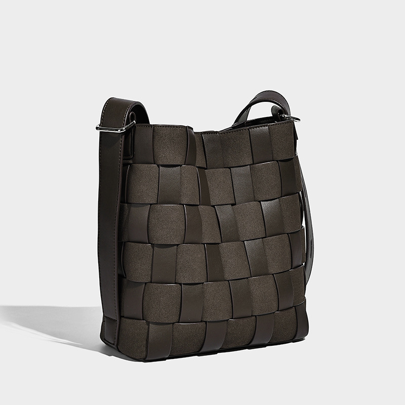 Niche Vacation Style Woven Bucket Bag for Women 2025 New Large Capacity Mother-In-Law Commuter Shoulder Bag Crossbody Bag