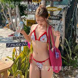 2026新款复古红色辣妹碎花木耳边三点式泳衣女高端性感度假比基尼