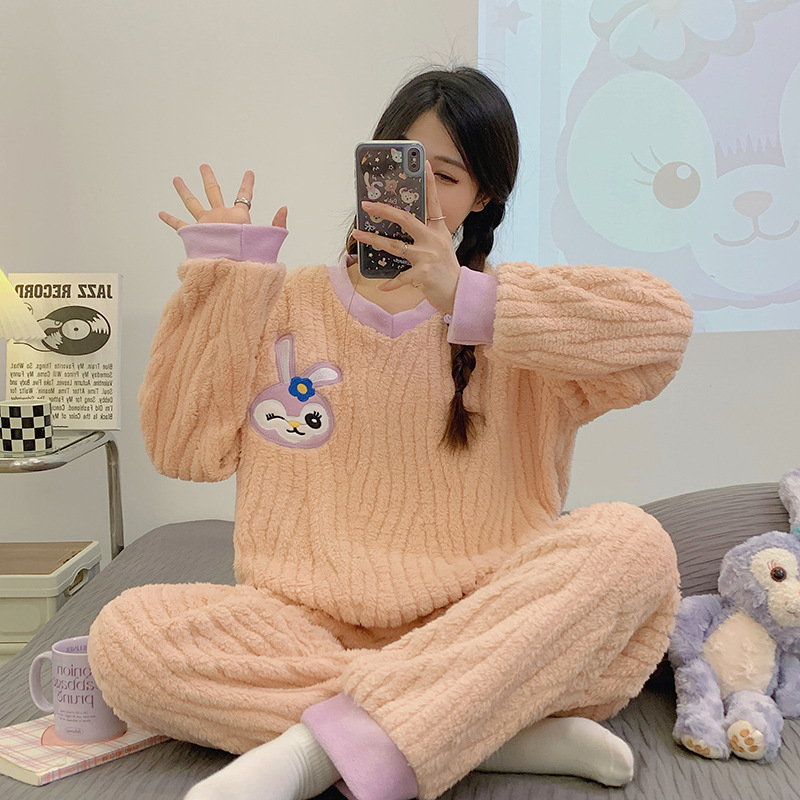 Pijamas de dibujos animados al por mayor transfronterizos de mujeres otoño invierno manga larga cuello redondo con collar grueso bordado dulce cubierta de ropa casera casual
