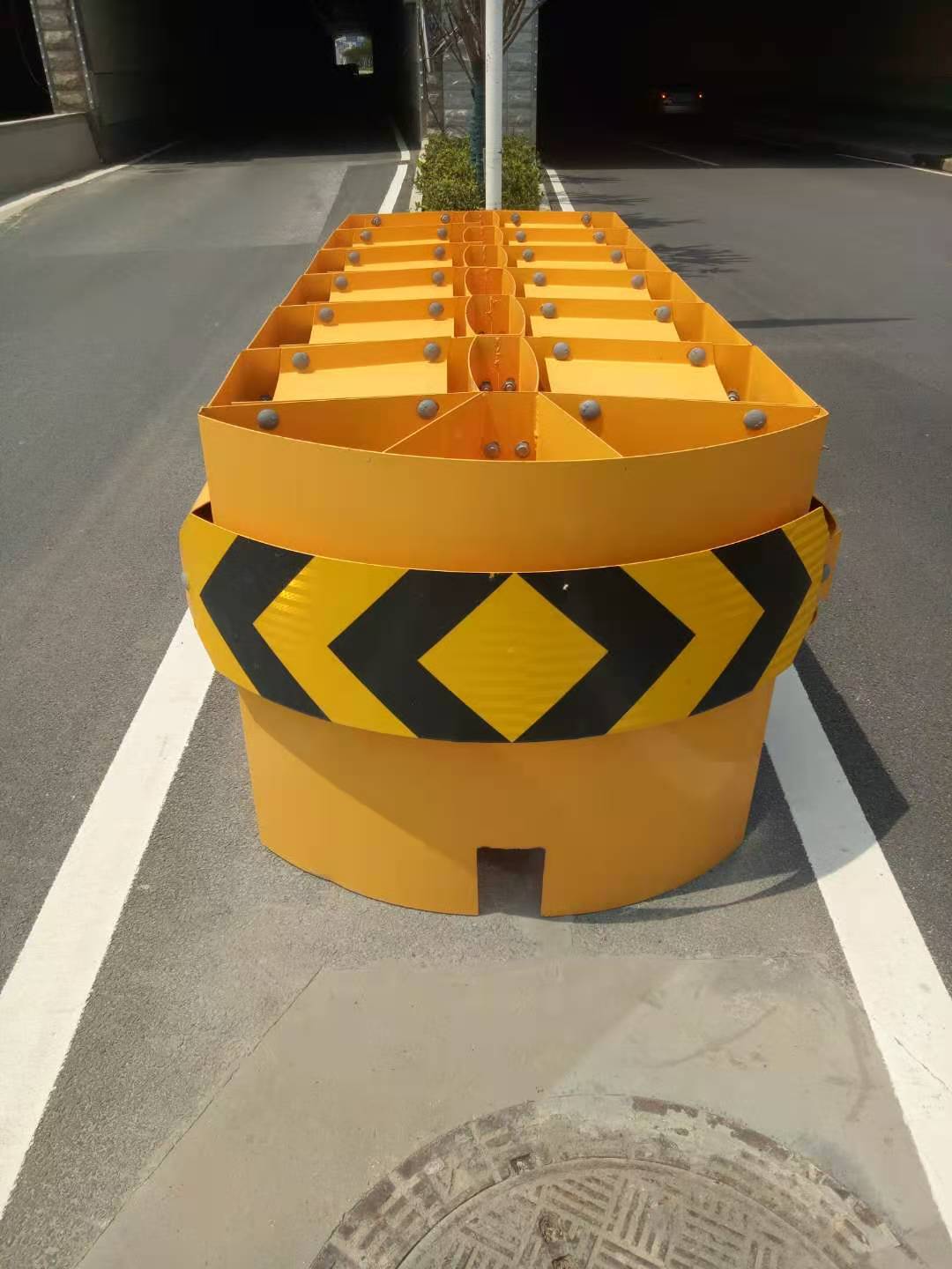 厂家直销可导向型防撞垫隧道口分流处高速公路可导向防撞垫带报告