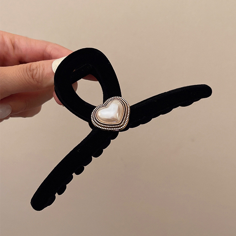 黒い大きいサイズのベルベットはツバキの花を挟んで高級感があります。