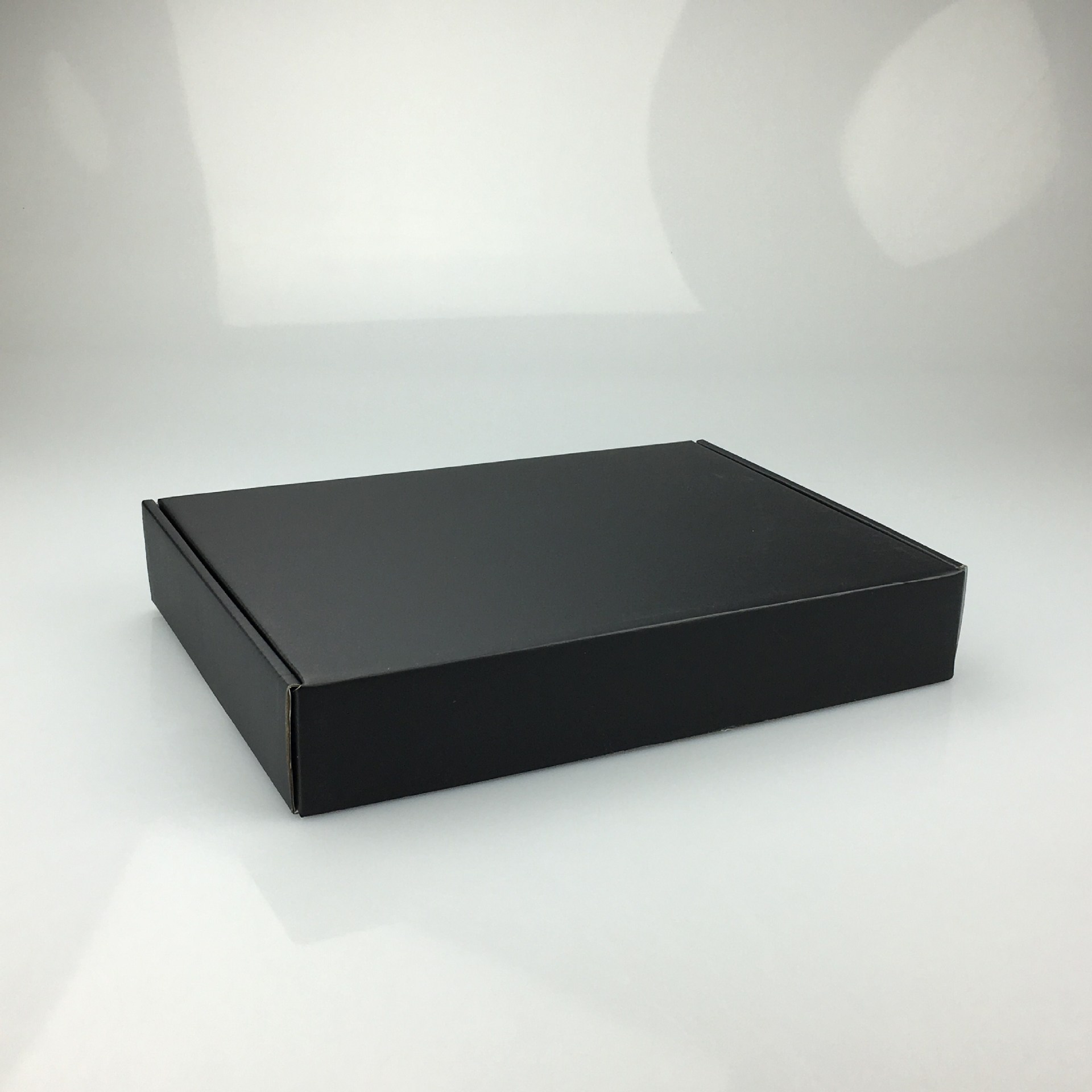 Caja de papel expreso, caja de avión, caja negra blanca, caja de embalaje de envío gratis, caja de embalaje de lotes pequeños, cuadrado pequeño
