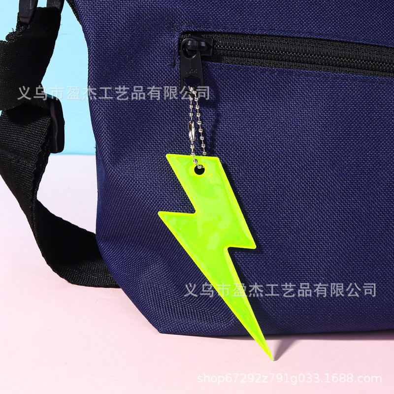 Colgante reflectante Gráficos de relámpago de doble cara Reflex Keychain PVC Night Riding Safety Advertency Colgante Mochila