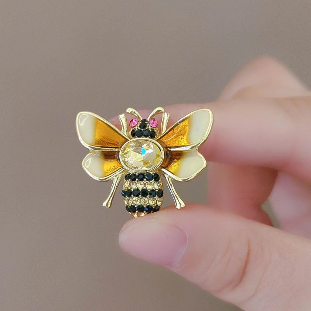 Temperamento de alta calidad pequeño broche de abeja retro encantador nicho flor de pecho exquisita moda animal pin accesorios de ropa mujer