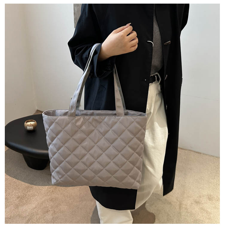 A new large-capacity diamond-shaped commuter handbag and fashionable single-shoulder tote bag for women in the niche cotton-padded jacket bag for autumn and winter 2024 undefined