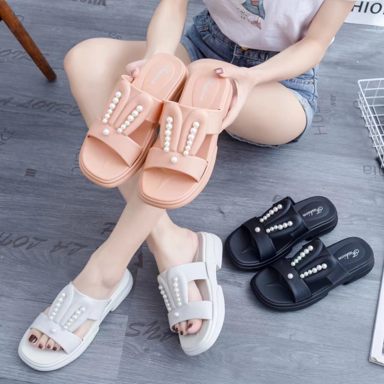 Fashionable summer beach footwear for leisure flat platform