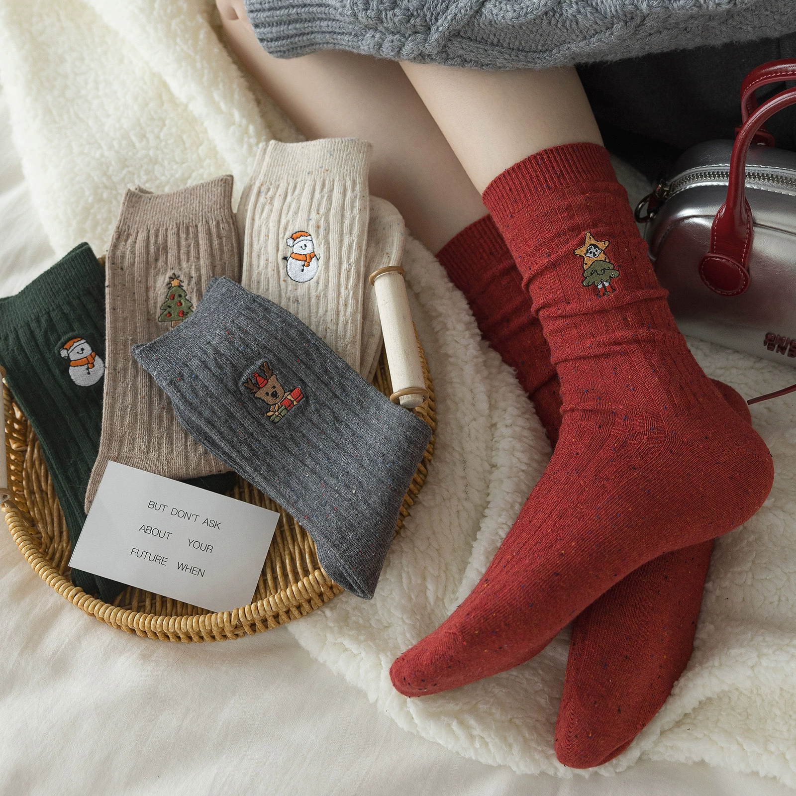 Накопенные носки для детей средней трубки осенью и зимой теплая точка с вышивкой снеговика средние носки утолщенные и удобные вьенные рождественские носки