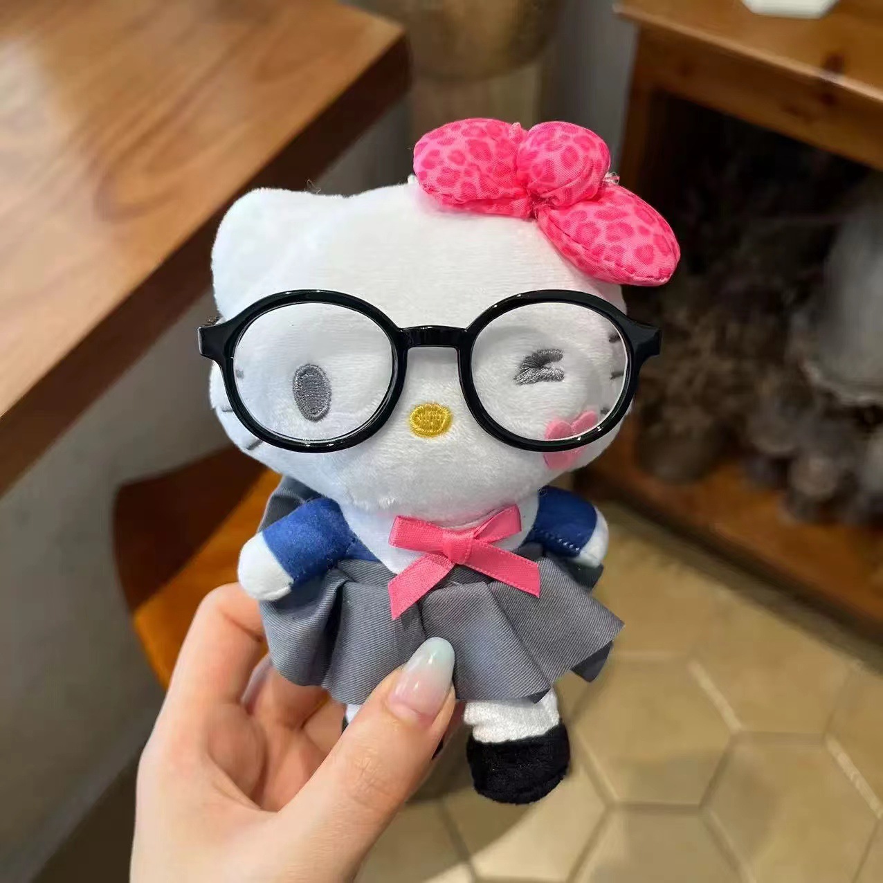 흰색 가죽 Heisei Kitty-검은색 안경