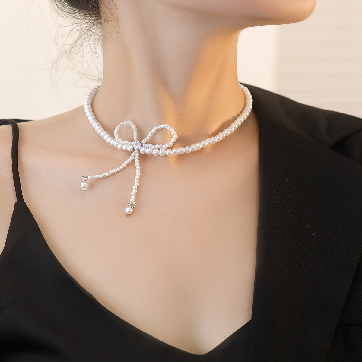 Colar longo elegante com borlas de pérolas laço e diamante_voghion.com
