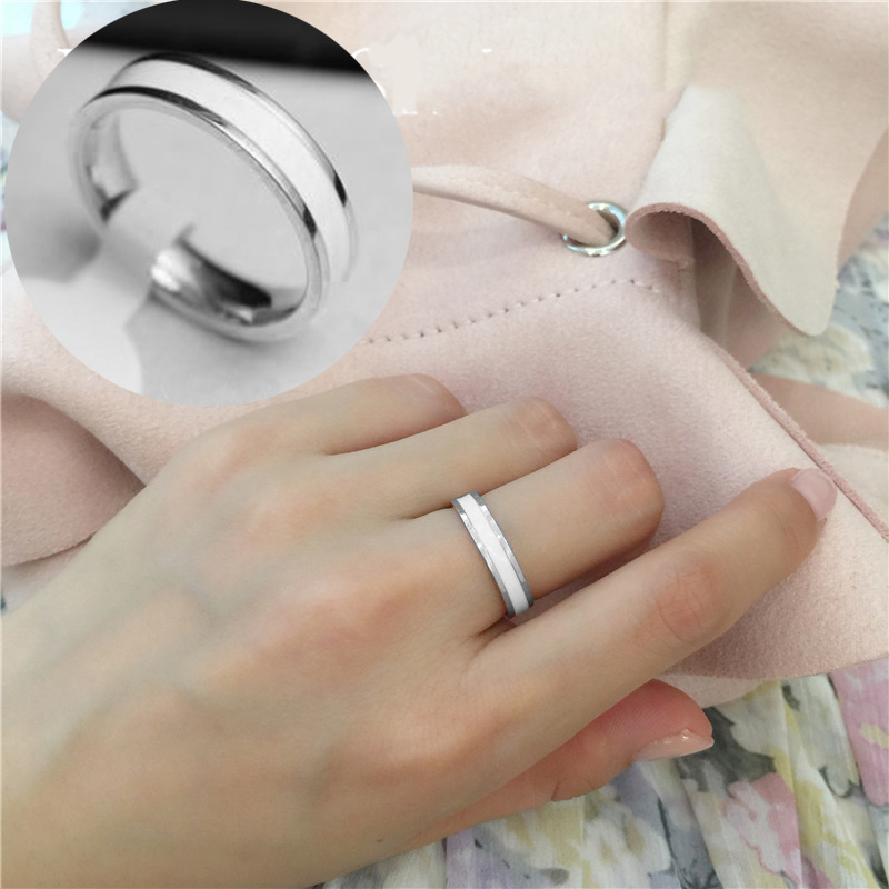 Personalidad de moda anillo de dedo índice de viento frío epoxi en blanco y negro femenino europeo y americano simple