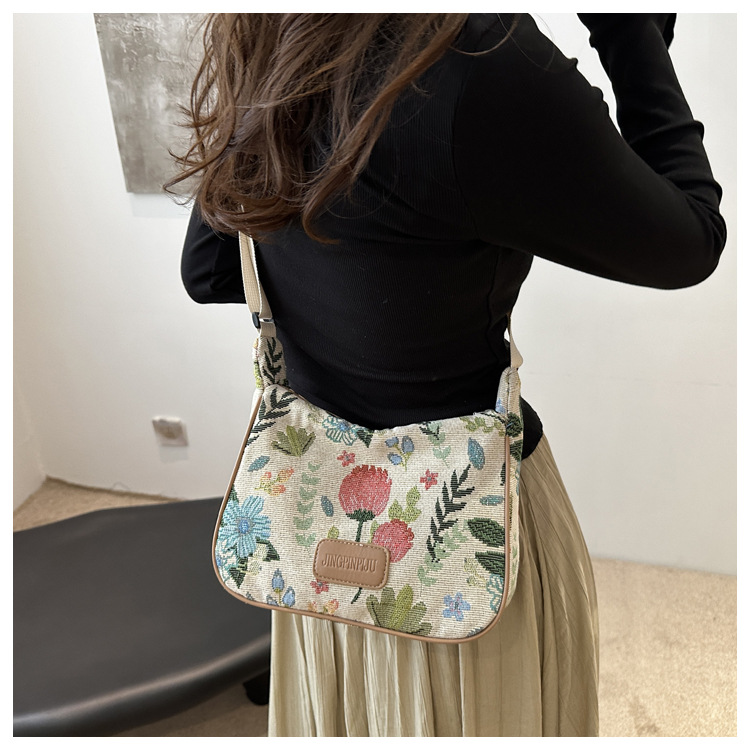 Popular fashion, simple, large-capacity printed trend 2024, fashionable patchwork canvas single-shoulder bag, small square bag, women's bag, trendy undefined