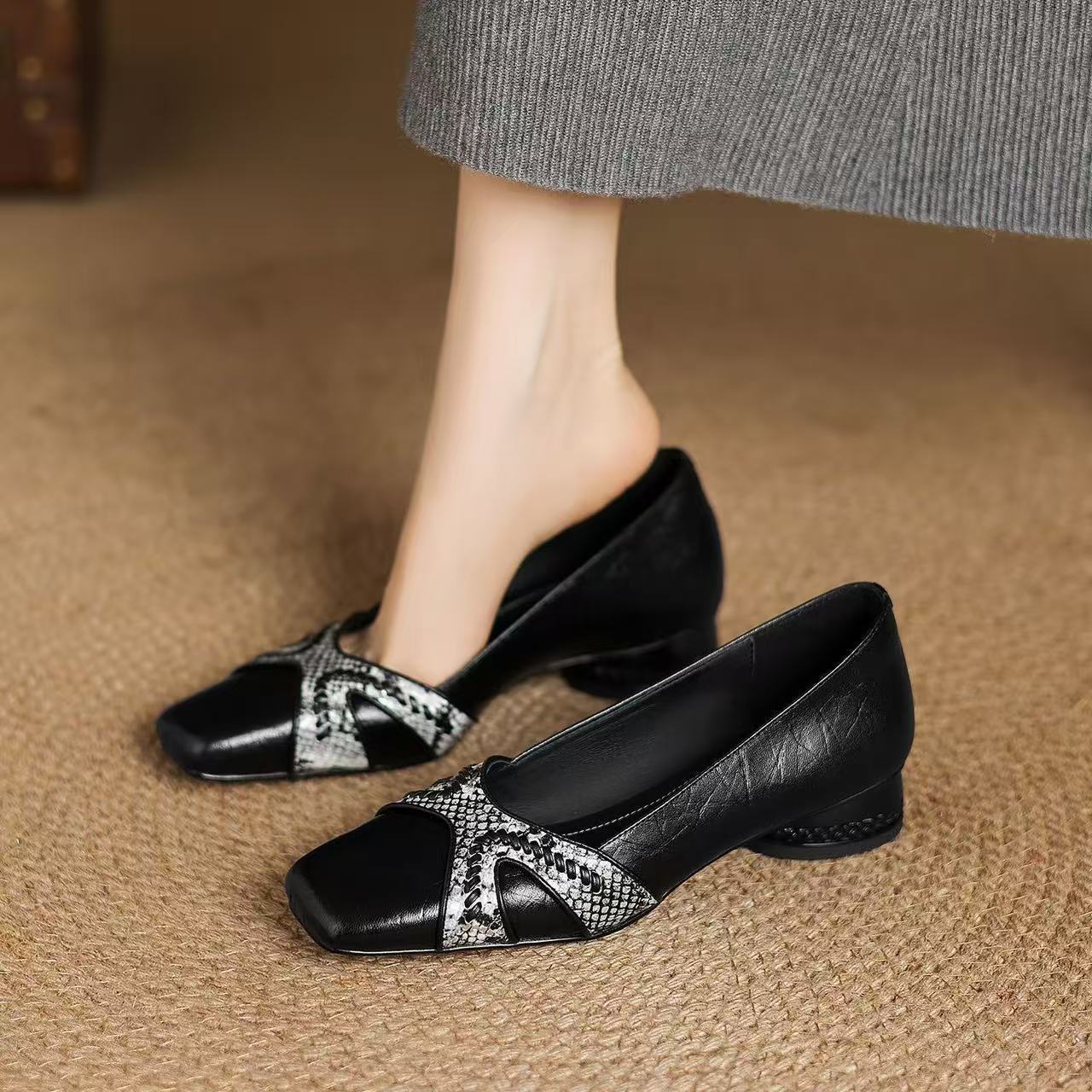 Cabeza cuadrada y boca superficial zapatos de una sola mujer nuevos zapatos de cuero 2026 otoño y invierno zapatos de mujer de viaje de tacones bajos gruesos 2026 principios de primavera