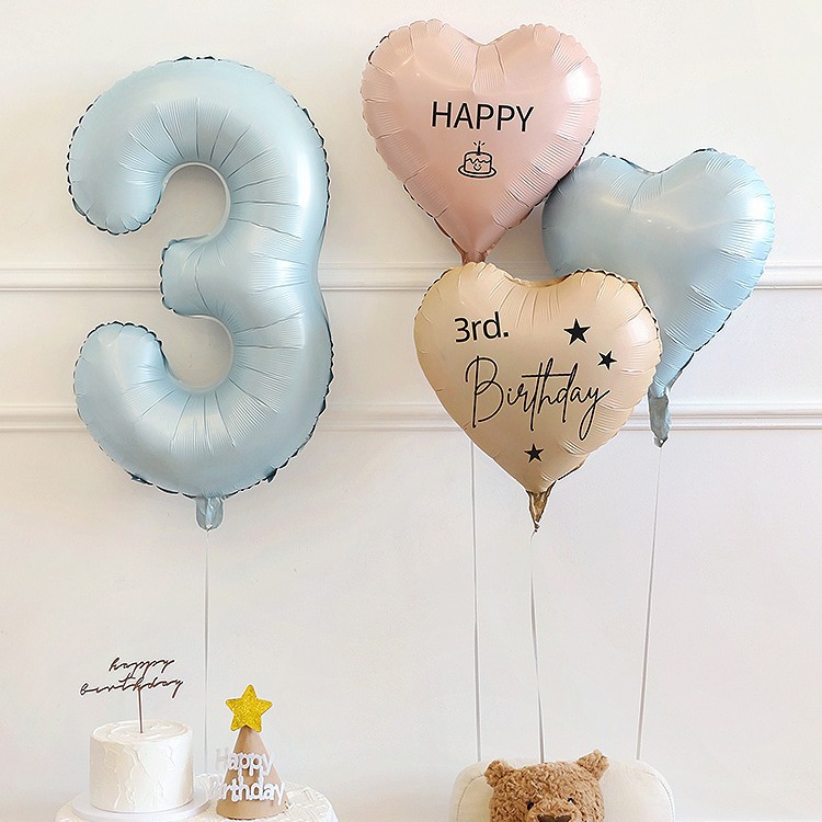 Grandi palloncini blu a forma di numero per decorazioni e sfondo per la festa del primo compleanno di bambini e bambine._voghion.com