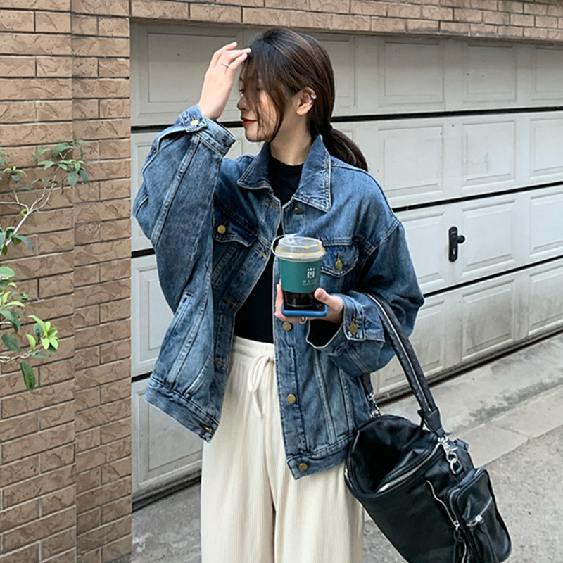 レトロなデニムのコートの女性は春と秋に合わせて小さい背がゆったりしています。|undefined