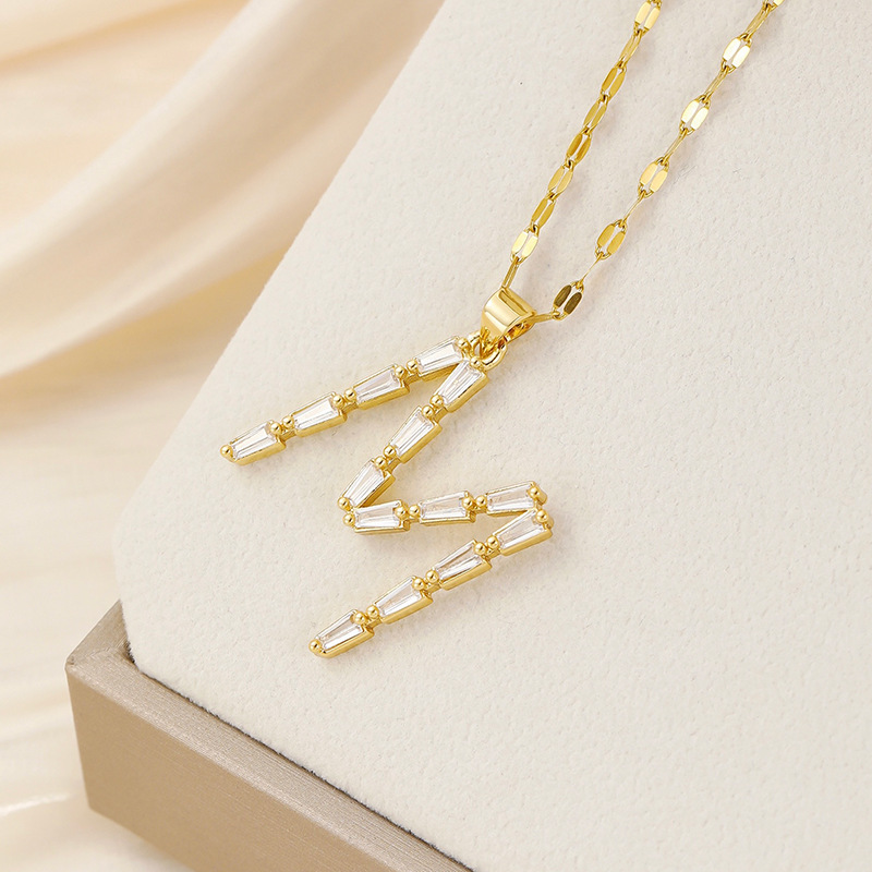 Venta caliente transfronteriza nuevo estilo de cobre con incrustaciones de circón 26 letras inglesas collar colgante T cuadrado de bambú letra cadena de clavícula femenina