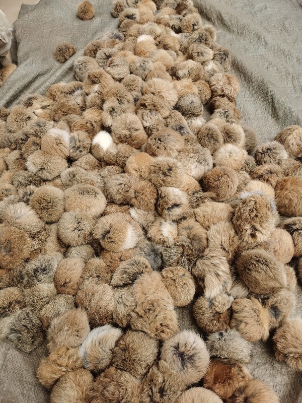 現物8cm天然色の本物のウサギの毛皮の毛玉が猫の豊容のおもちゃを笑わせます。|undefined
