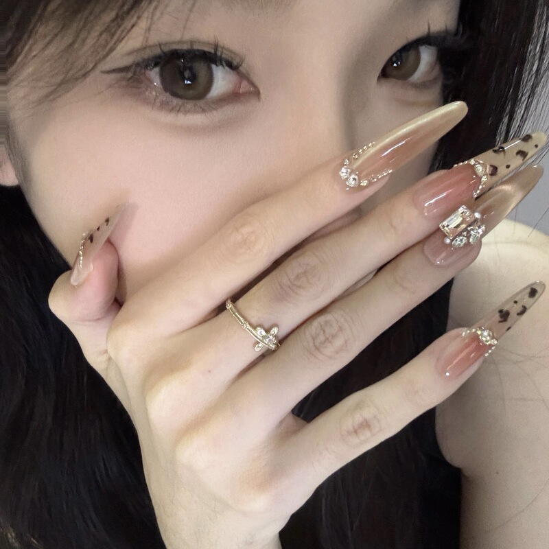 Handmade long leopard print manicure, European and American hot girl style, luxurious rhinestone chain, brightening fake nails