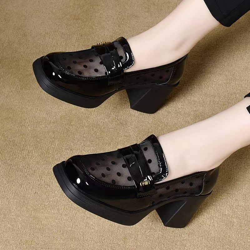 2026 verano para usar zapatos de malla de cuero esmaltado negro medio trapezo para aumentar la altura de los zapatos Lefour huecos transpirables Mueller