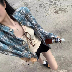 レトロな格子のシャツの女性の秋の新型のデザイン感の小さい大衆は色の格子のシャツのコートの長袖の上着の卸売りにぶつかります。