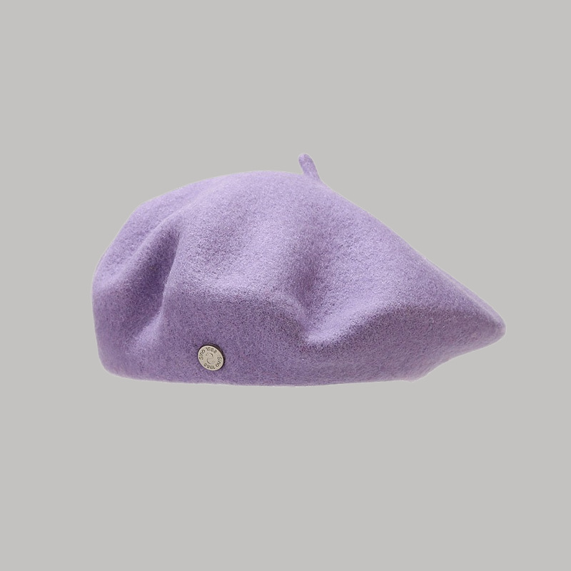 カタツムリは家に登ります。高品質のウールです。ベレー帽の女性です。|undefined
