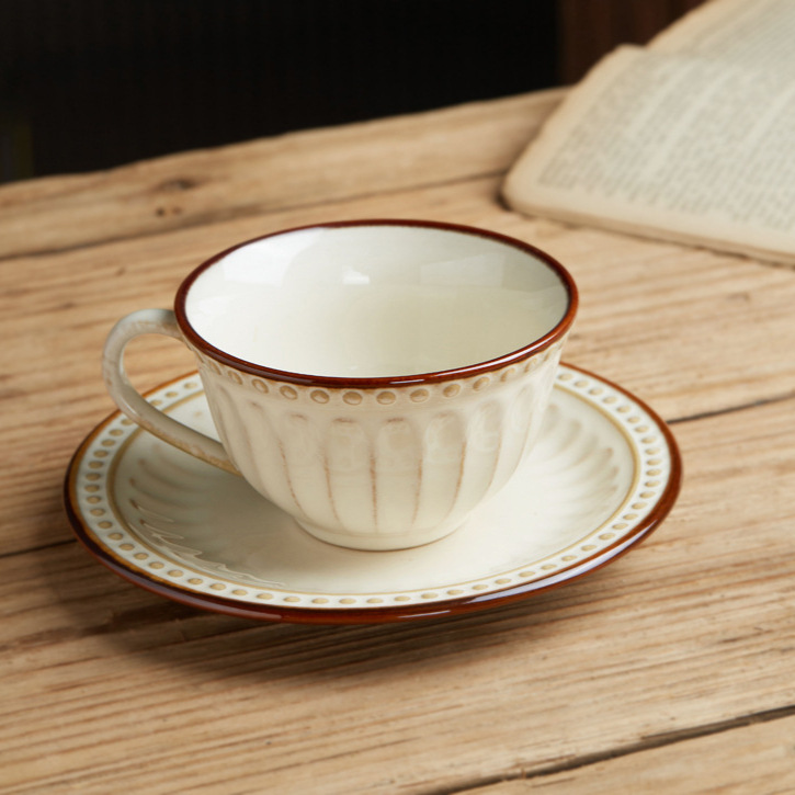 Estilo europeo de cerámica taza de café y platillo combinación ins estilo retro alivio Taza de lujo luz hogar creativo traje de té de la tarde