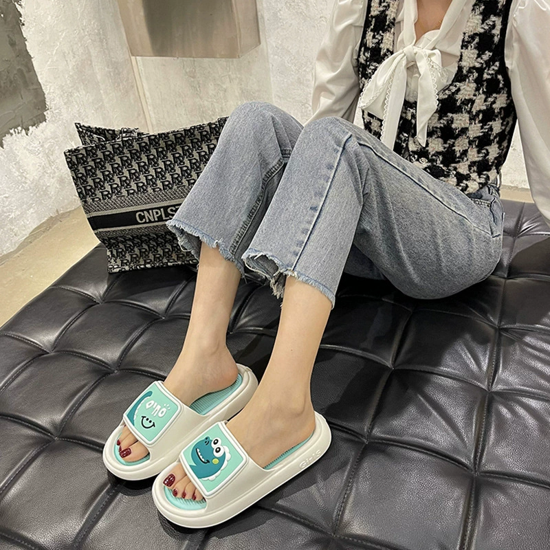 Маленький динозавр EVA наступил на фекалии с мягким дном