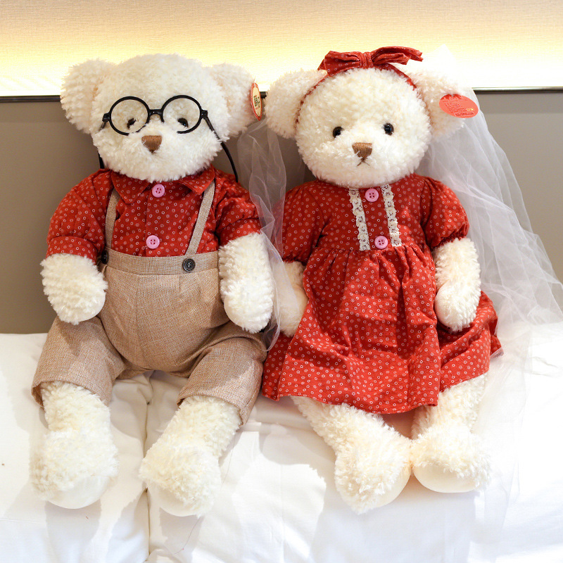 結婚してベッドを押さえます。新婚の子供と一緒に結婚します。|undefined