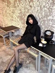 法式黑色显瘦连衣裙女秋冬设计感包臀收腰修身连帽卫衣运动短裙子