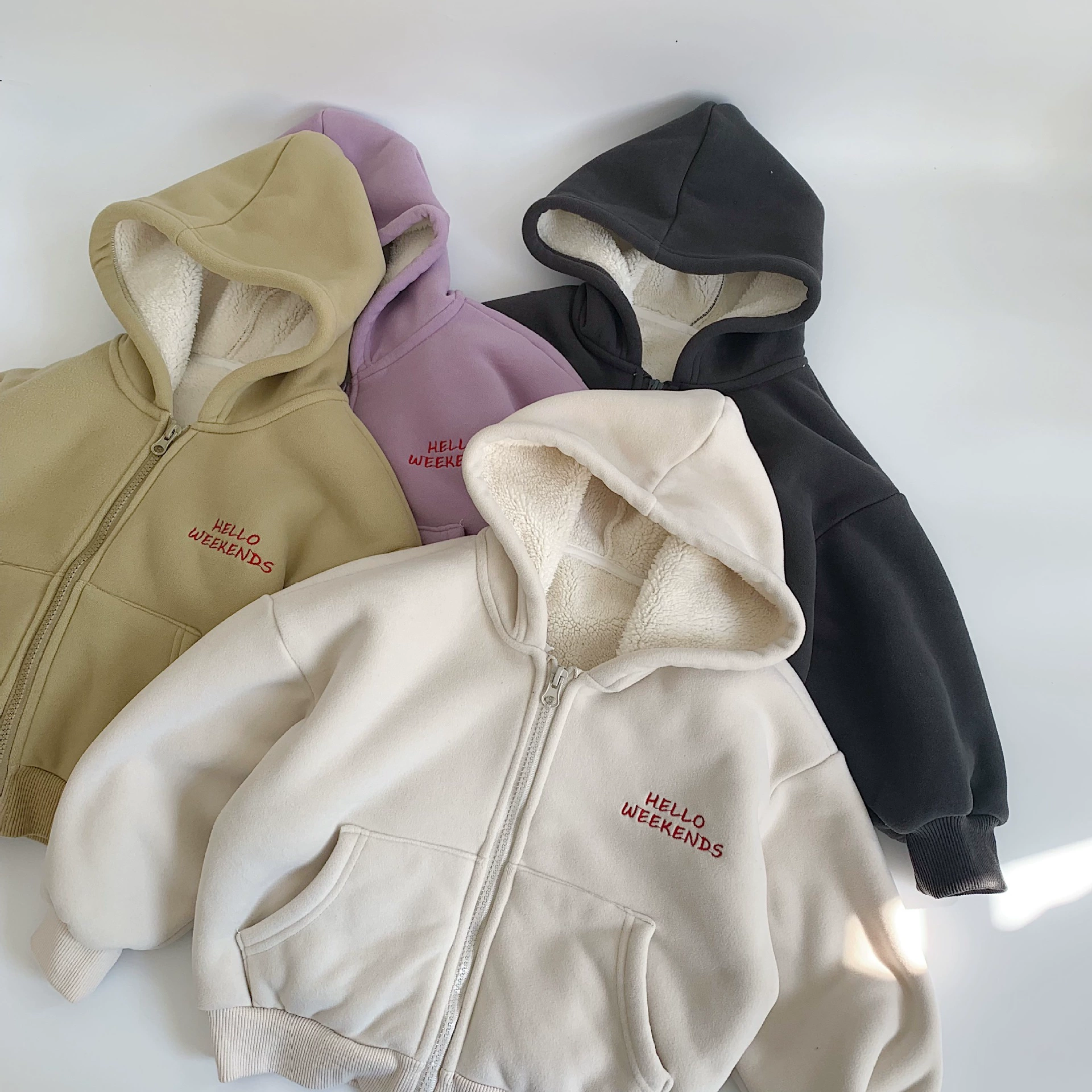 [Clearout возврат не допускается 28 юаней] Новая зимняя стильная мягкая и восковая плюс бархатная вышитая куртка для мальчиков и девочек G0619